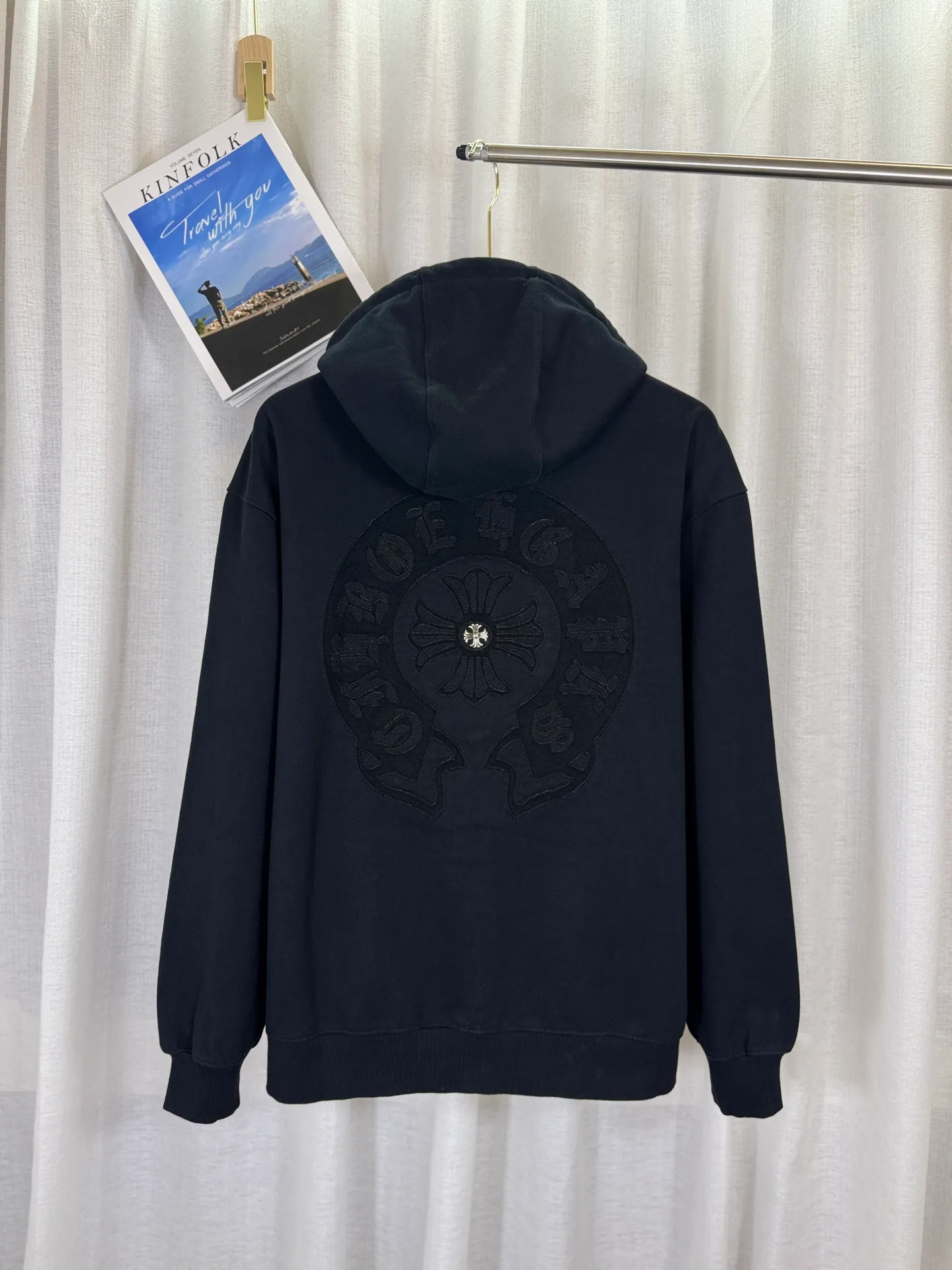 P350 top version, real shot without P, ​​different from market currency) 𝗖𝗵𝗿𝗼𝗺𝗲 𝗛𝗲𝗮𝗿𝘁𝘀/Cro Heart 2025 Washed Burnt Patches Embroidered Autumn and Winter New Original Counter American Laser Burnt 3D Couple Casual Cardigan Sweatshirt 👑The highest version! Customized fabric 480g tripe terry fabric! American acid-washed and distressed original fabric, laser burning + patch embroidery, exquisite embroidery of letters! The best-selling model in the counter, very comfortable to wear. Accessories: original molded and authenticated collar label➕100% silk wash label. Genuine purchase-grade original hangtag➕matching hanging rope➕3D hanging beads➕original packaging bag. Craftsmanship: The original version has consistent wiring! The highest version of the armhole matching technique! Color: Beige Black Size: S M L XL Style No.: 25-320